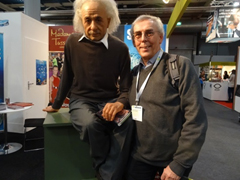 foto van de penningmeester van Physci naast een wassen beeld van Einstein