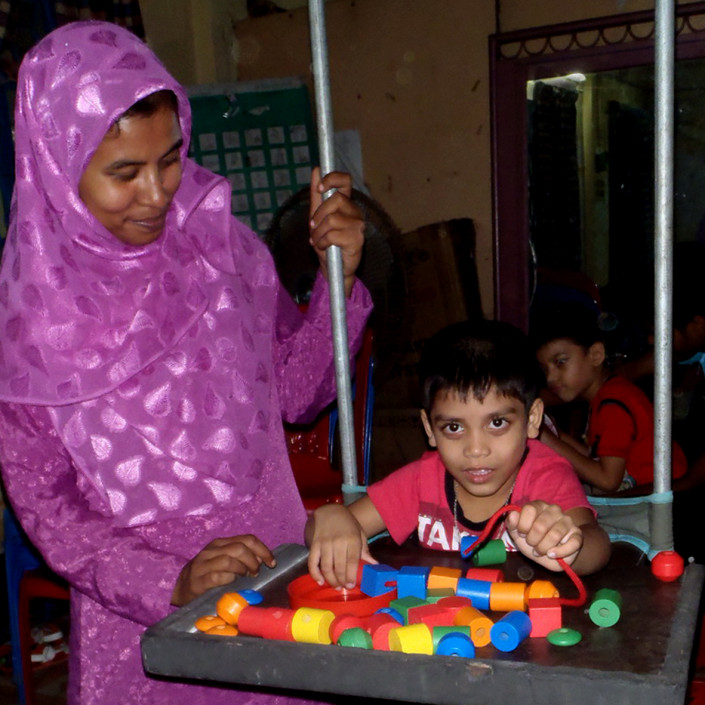 foto van een Moeder met kind aan het werk met speelleermateriaal
