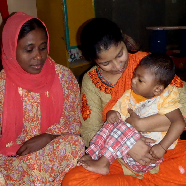 foto van moeders met kind in de pcc daycare in Bangladesh